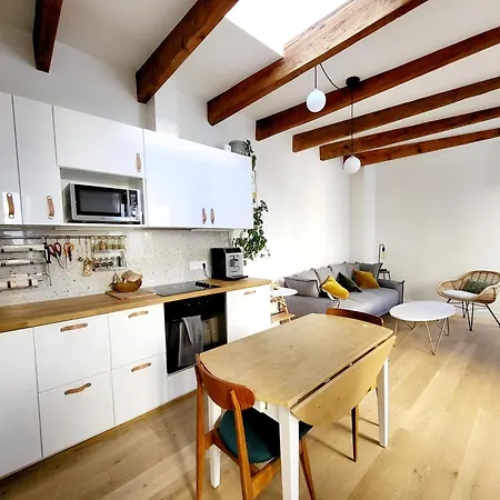 Charming 2 Bedrooms Flat, 17eme Batignolles District Paris